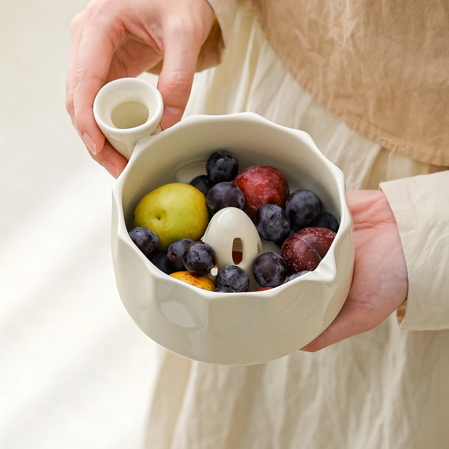 Ceramic Berry Bowl 360 Vortex Fruit Washing Colander Bowl with Spout Self Rinsing Fruit Washer Kitchen Counter Serving Bowl