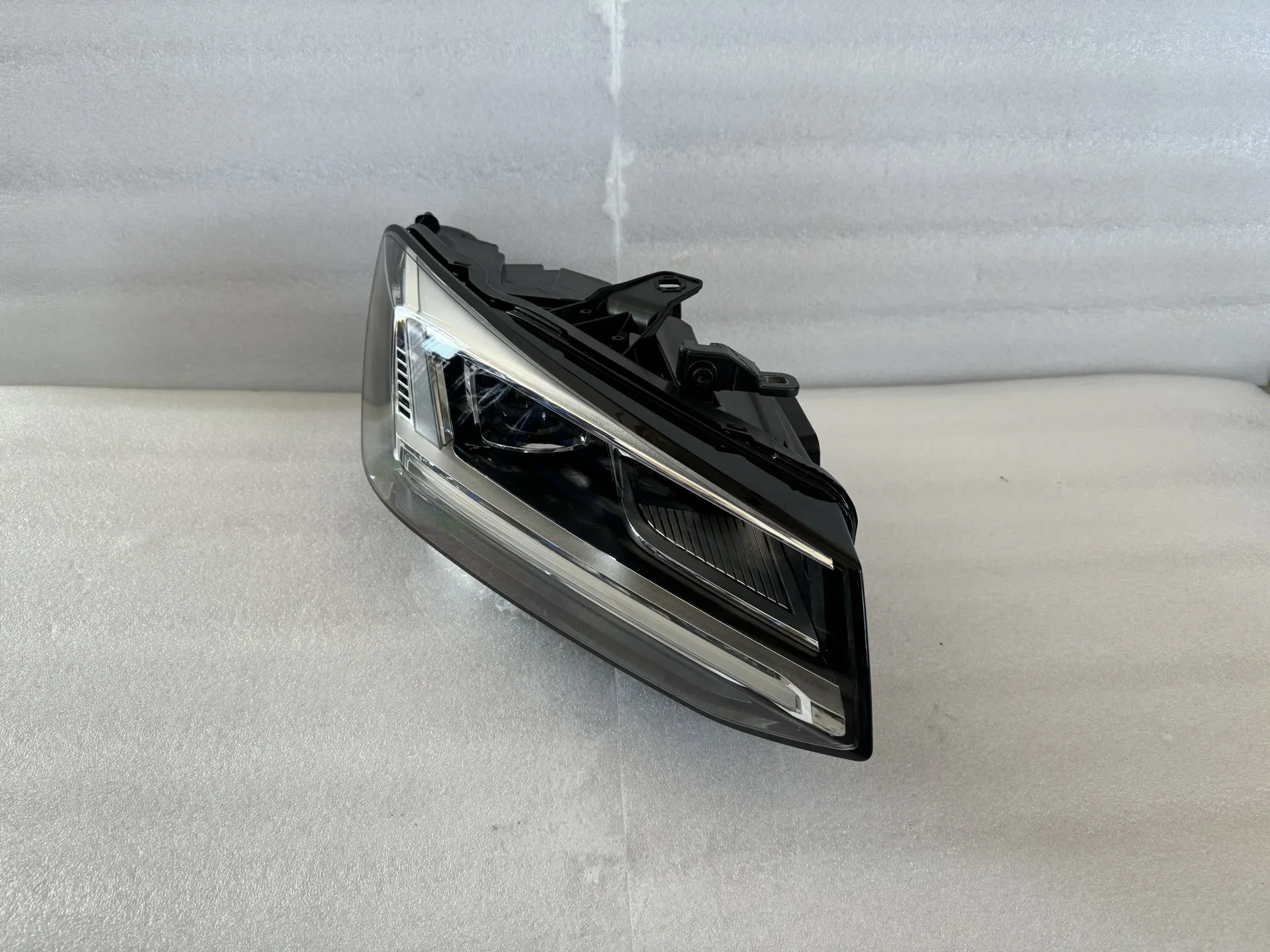 للمصابيح الأمامية Au d i Q2 LED 2019-2023 8 دبوس سيارات عالية الجودة #3