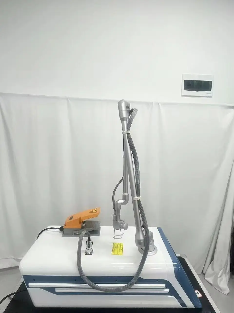 Professional Portable CO2 Fractional Laser Machine for Carbon Peel, Skin Resurfacing, Skin Tightening, Skin Rejuvenation view 3