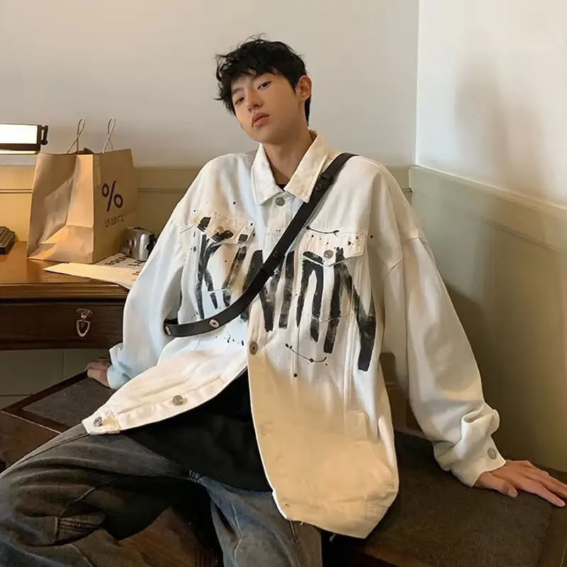 

Cool American fiti Letter Print Loose Fit Men's Denim Jaet Autumn Spring High Street Sle Youth Faion Outerwear