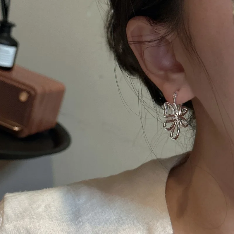 2025 New S925 Earrings Flower Korean Edition Simple Earrings Fashion Blogger Exquisite Lightweight High end Jewelry