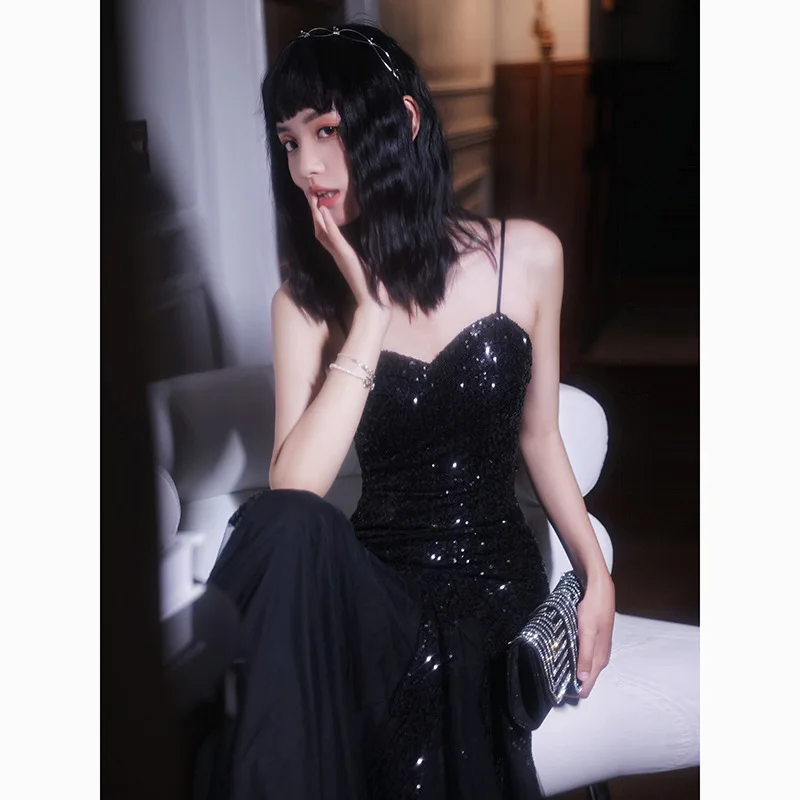 Seksowna, urocza sukienka wieczorowa na ramiączkach spaghetti, z odkrytymi plecami, cekinami i krojem syreny.