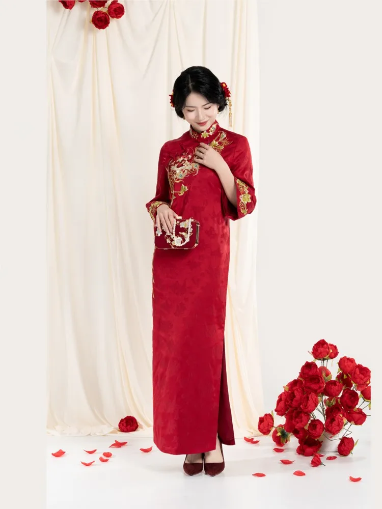 

New Chinese-style wedding dress bride's and engagement with shoulders stand-up collar buttoned-up red cheongsam