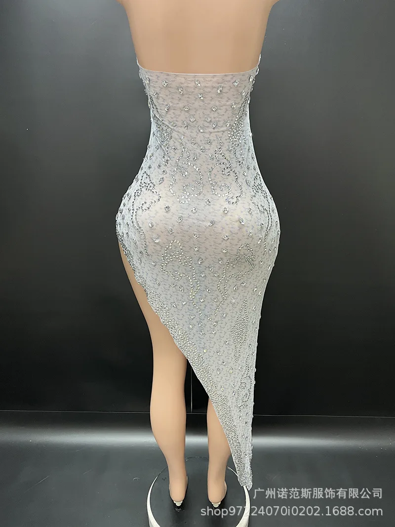 2026 Niche Zilver Wit Glanzend Strass Temperament Jurk Verjaardag High-end Jurk Muziekfestival Zanger Prestatiekostuum