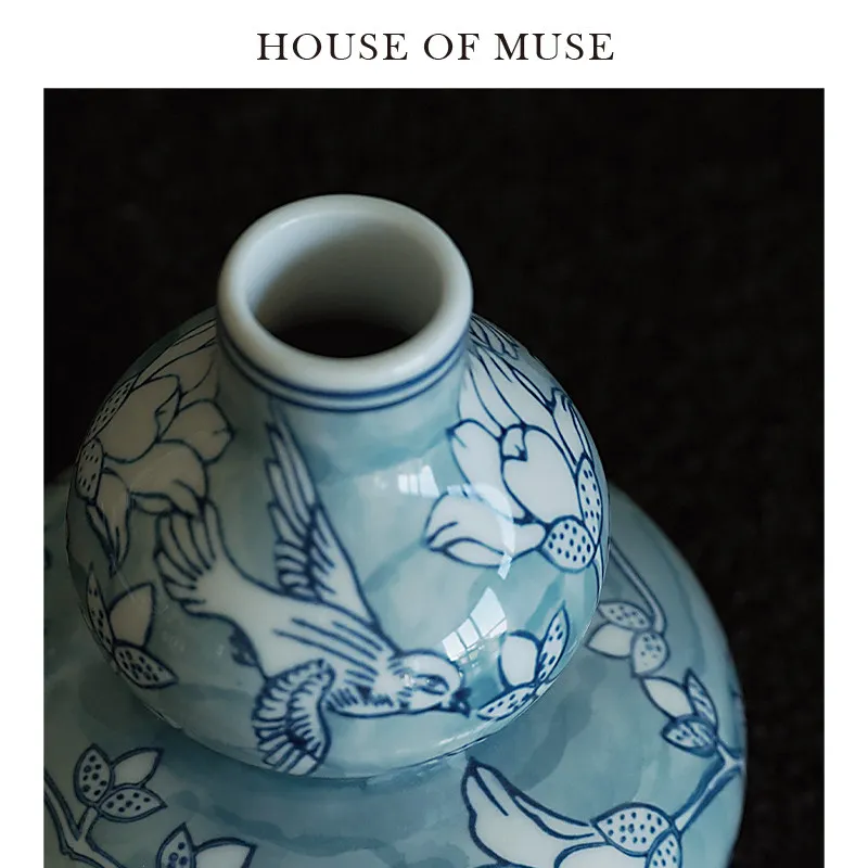 Hand-Painted Blue White Porcelain Gourd Vase Retro Flower Vessel Home Decorative Ornament Elegant Centerpiece for Dining Table
