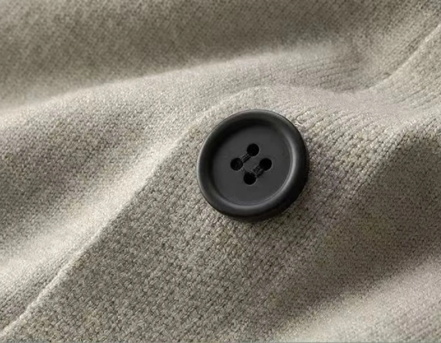 Męski sweter rozpinany z dekoltem w kształcie litery V na jesień/zimę — zdjęcie 6
