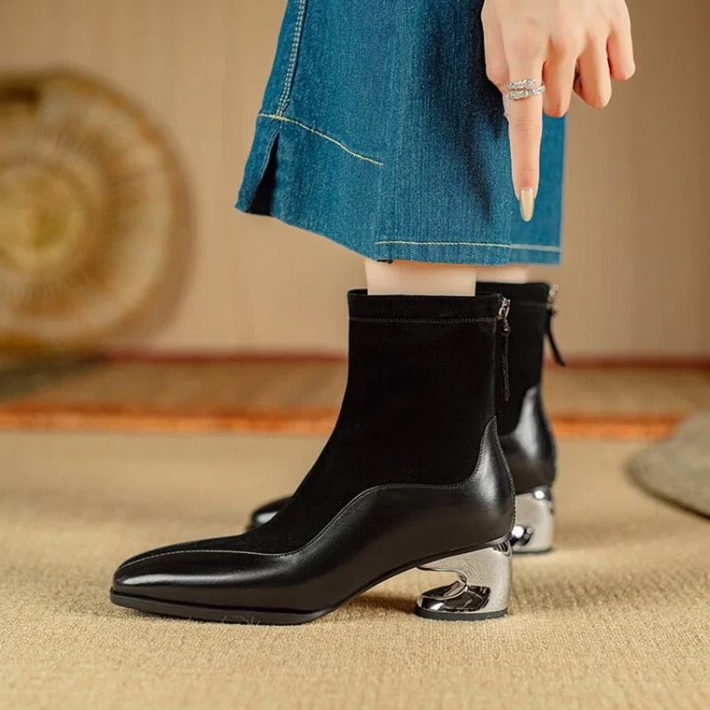 

Новые короткие ботинки из овечьей замши с нестандартным изогнутым каблуком 5,5 см, модные короткие плюшевые теплые черные коричневые ботильоны, размер 40