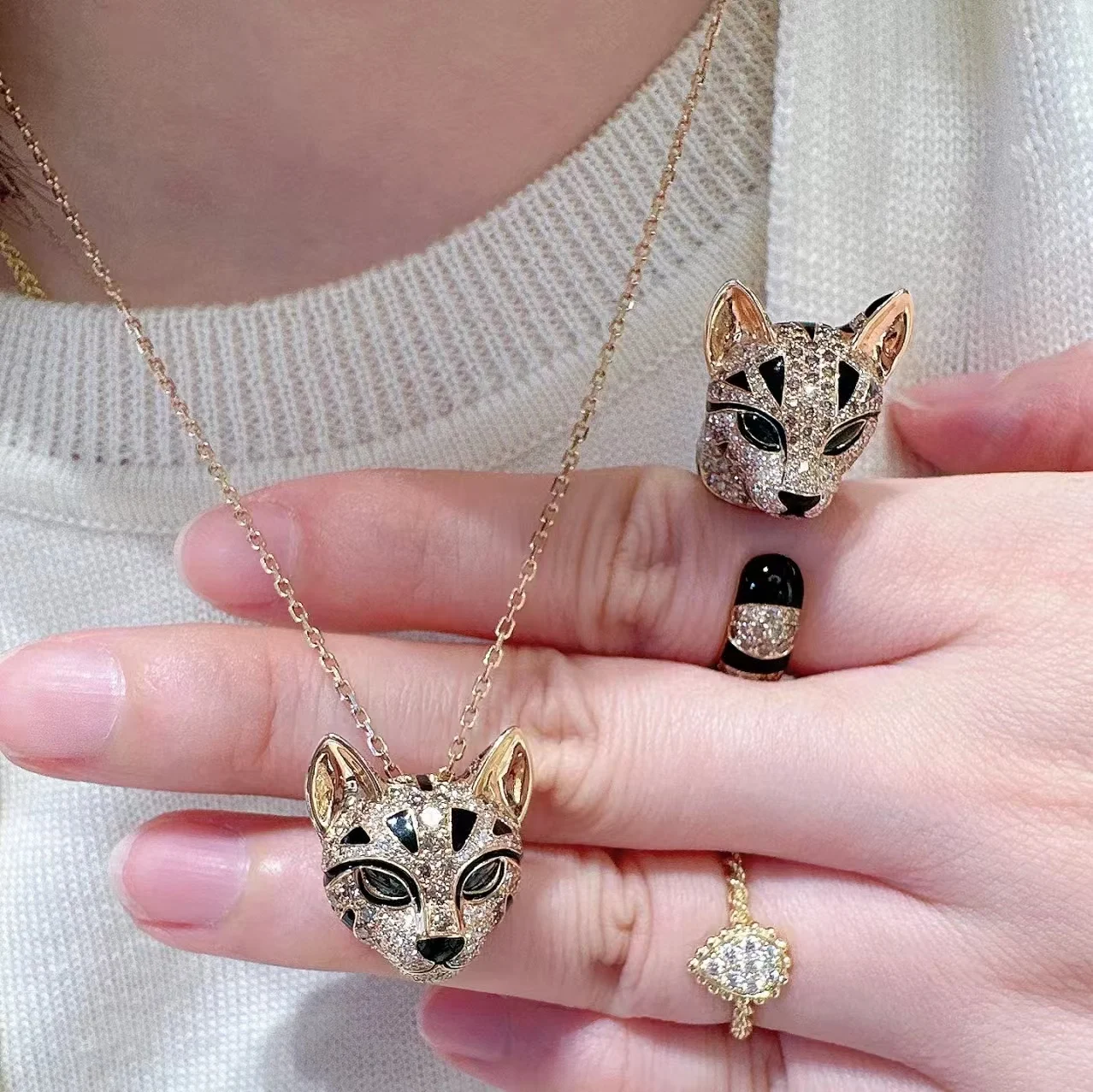 

Pure silver S925 European and American green-eyed cat leopard necklace full of diamonds inlaid light luxury high-end jewelry