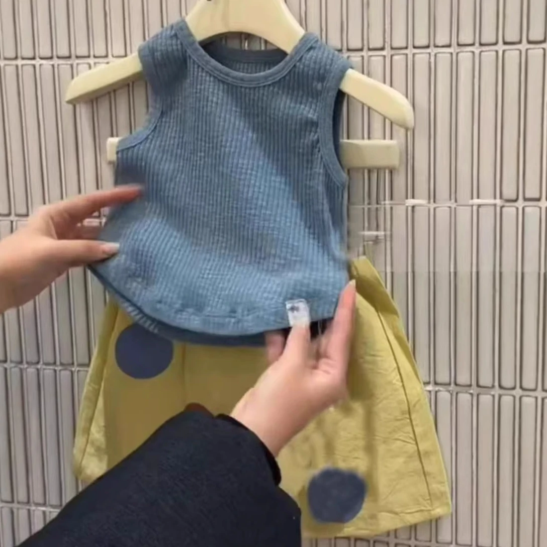 

Костюм для девочек 2026: Новинка весны и лета, детская одежда в корейском стиле, комплект из двух предметов — безрукавка и юбка в горошек