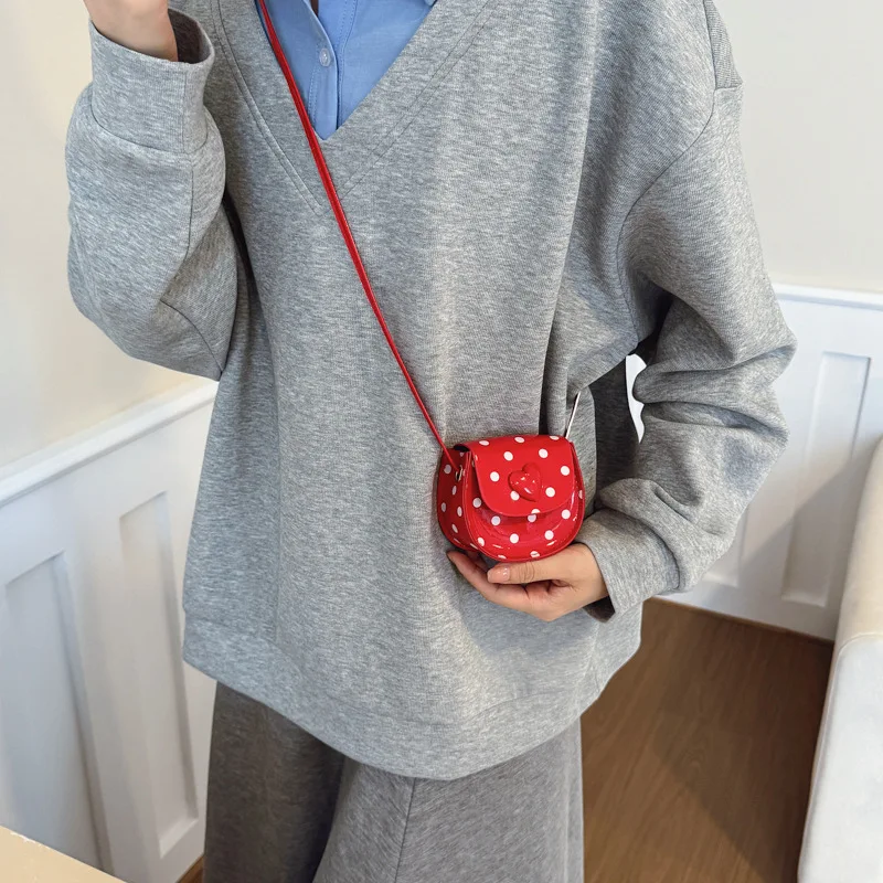 กระเป๋าสะพายลายจุดสำหรับเด็กผู้หญิง 2026 กระเป๋าสะพายไหล่สุดน่ารักสำหรับผู้หญิง กระเป๋าถือขนาดเล็กแบบสะพายข้าง ใส่หูฟังและลิปสติกได้ ทันสมัย