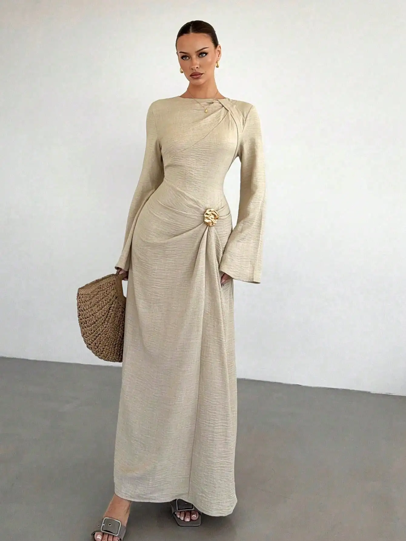 

Бежевое платье с длинными рукавами, запахом спереди, металлической пряжкой и расклешенными рукавами