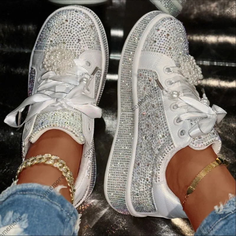 Weiße Plateau-Sneaker mit Strass und Perlen, glitzernde Schnür-Freizeitschuhe für Damen, süße Partyschuhe mit klobiger Sohle, glitzernde Partyschuhe.