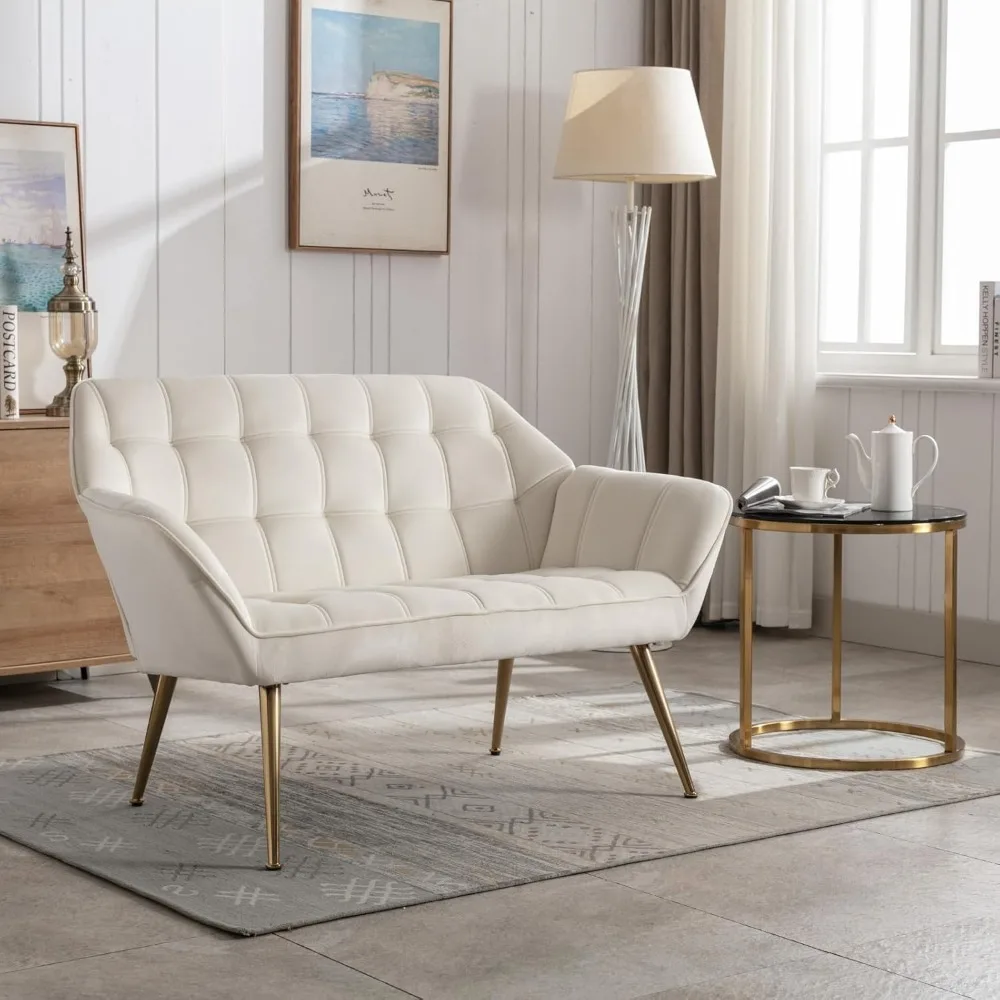 Sofa dwuosobowa w stylu mid-century modern, aksamitna, z pikowanym oparciem typu wingback i złotymi nogami.