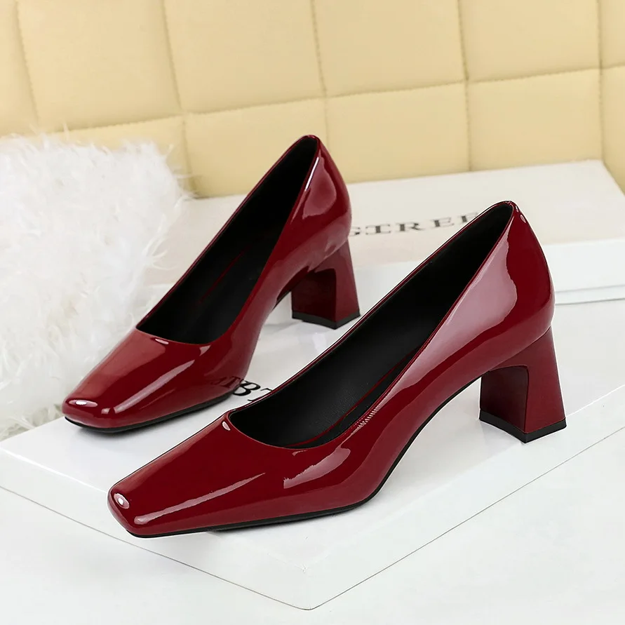 

Ladies' square toe shallow mouth patent leather women's shoes with thick heels for commuting, simple and glossy single shoes