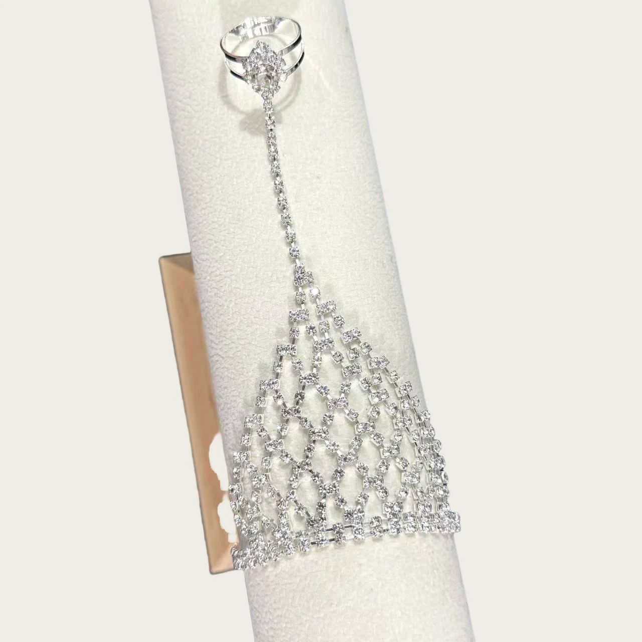 خاتم نسائي عصري مرصع بشرابة لامعة من حجر الراين مع سوار إصبع مناسب للارتداء اليومي