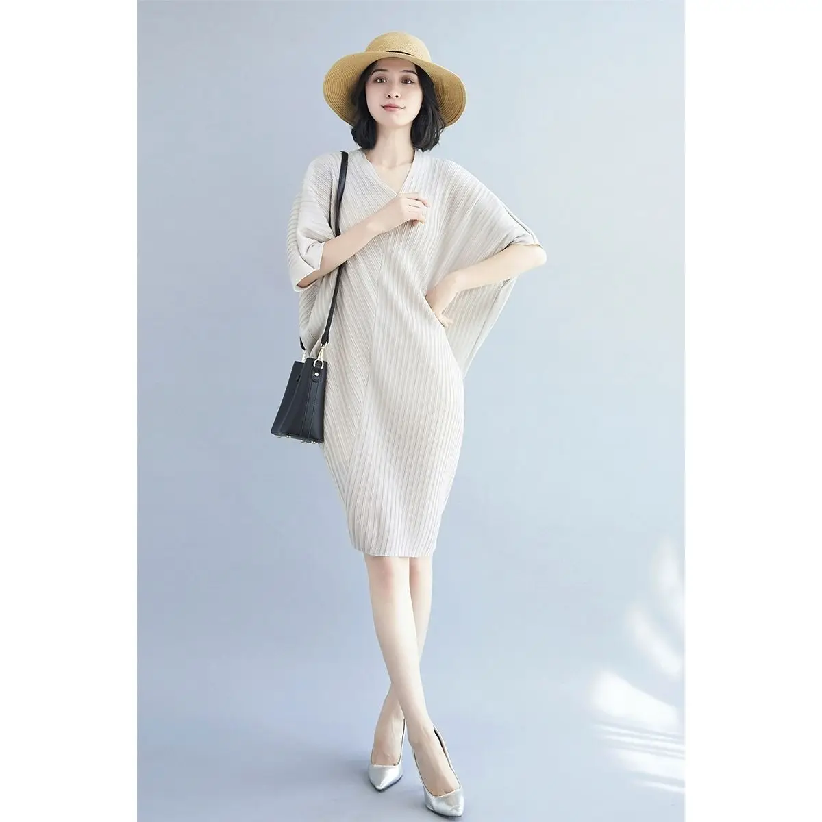 

Pleated Dress Female 2023 Casual Solid Reduced Age Advanced Sense Unique niche designer V-neck dress Half Sleeve Dress Female