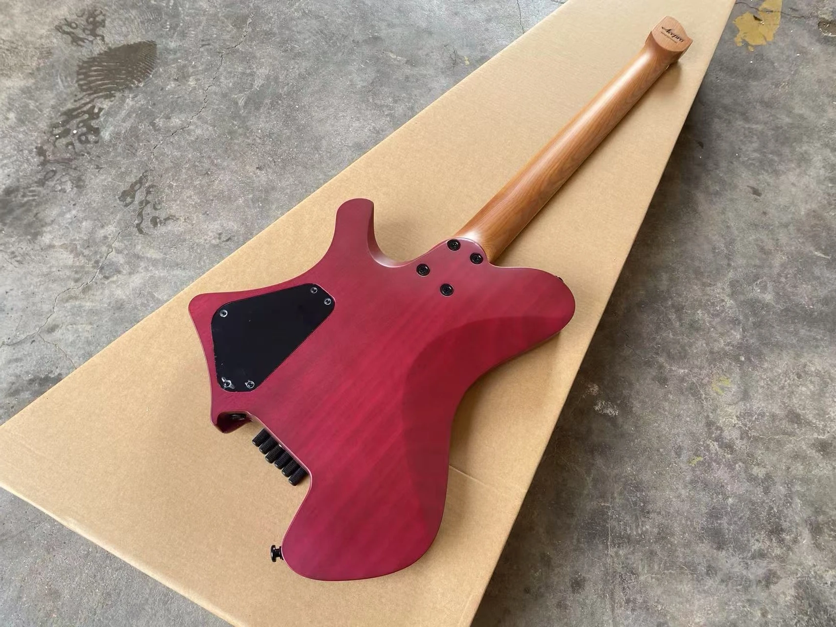 Acepro gitar listrik tanpa kepala, atasan Koa ungu mengkilap, fret baja antikarat, leher Maple panggang, perangkat keras hitam, gitar