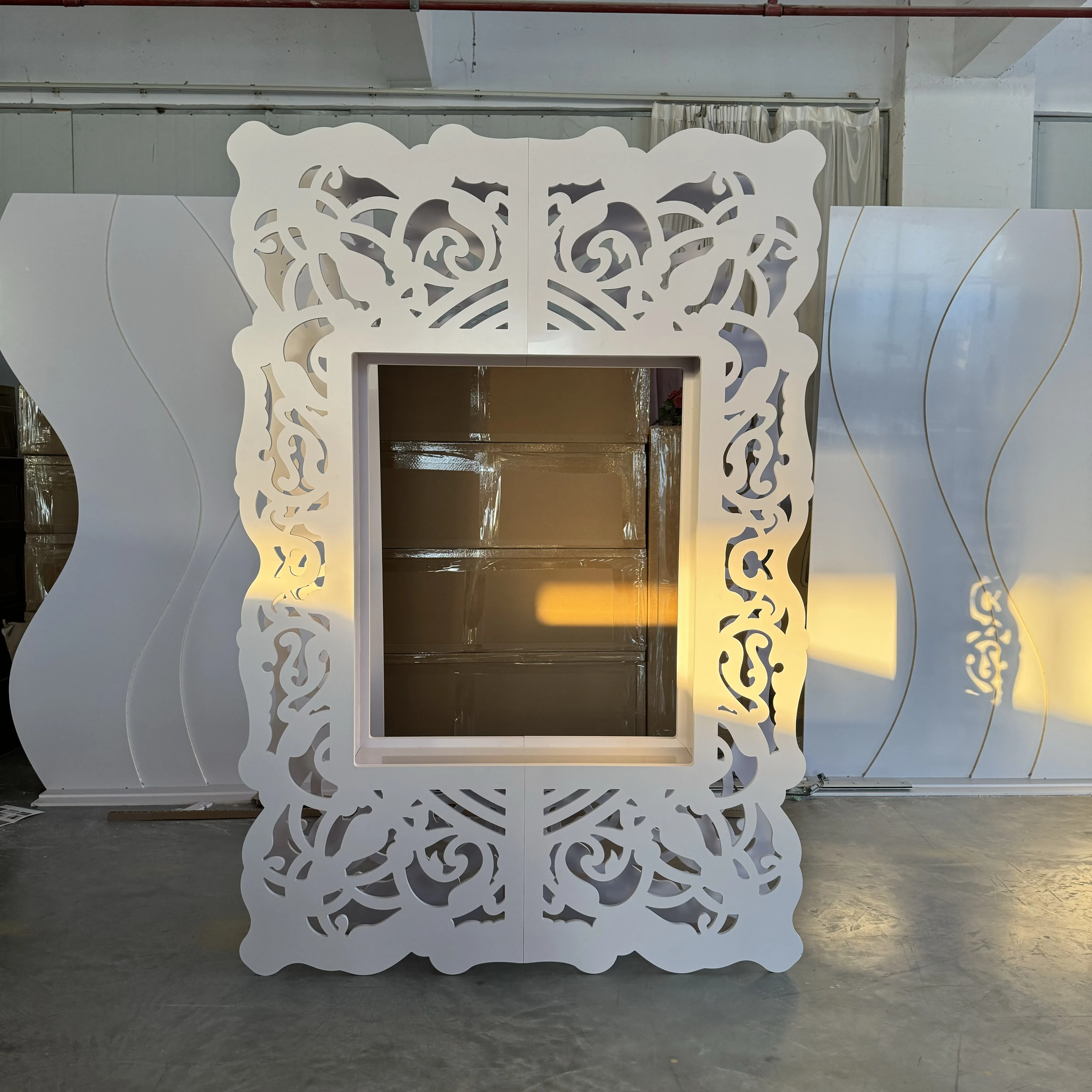

FSDKX Wedding Event Backdrop White PVC Wedding Stage Backdrop Decoration Hollow Out Curve Backdrop For Sale
