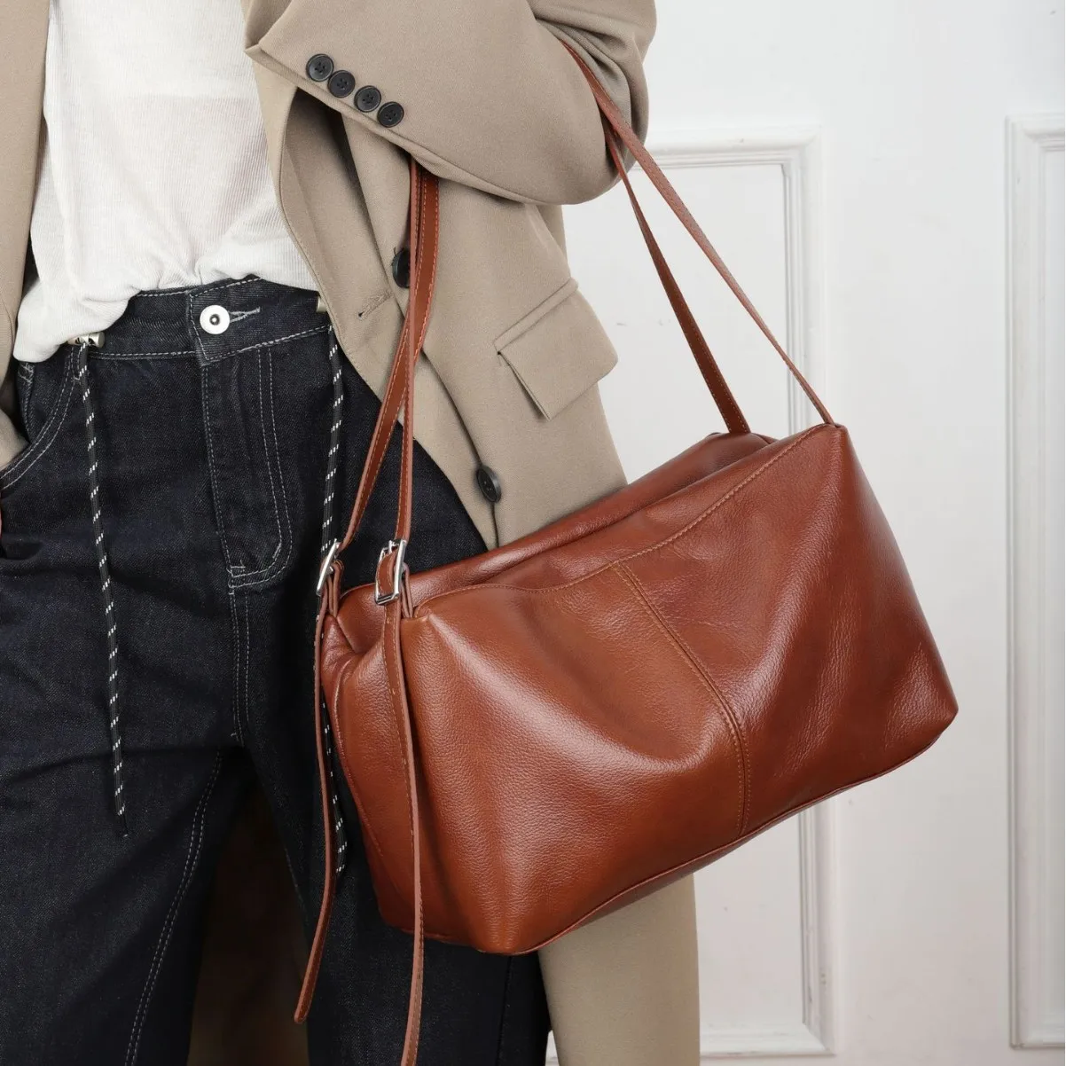 حقيبة كتف واحدة من جلد البقر المحبب العلوي لعام 2026، حقيبة مربعة ذات سعة كبيرة للسيدات عصرية، جلد ناعم عملي