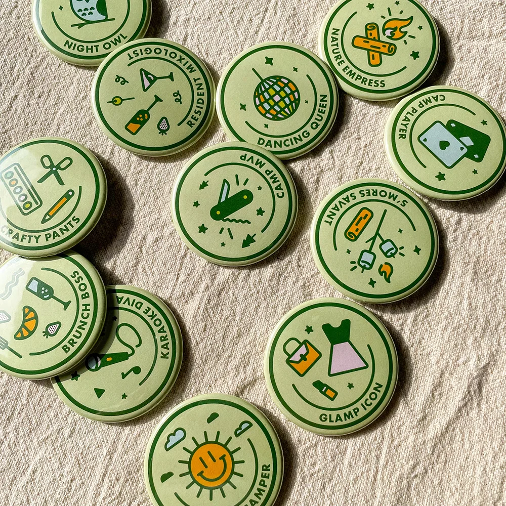 Badges de mérite de Camping 5.8cm, 12 pièces, cadeau de demoiselle d'honneur pour enterrement de vie de jeune fille, accessoires de fête d'anniversaire sur le thème du Camping, meilleur ami voyage