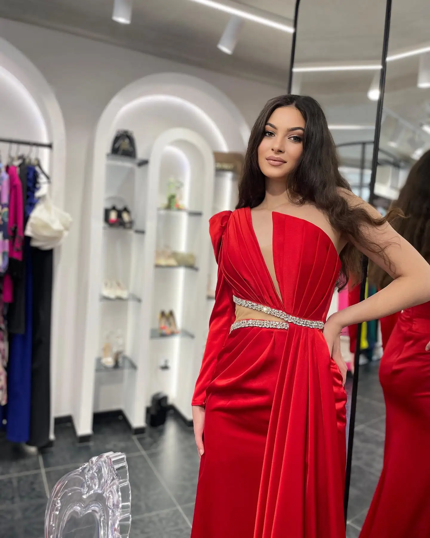 فستان سهرة رومانسي مخصص من الساتان الأحمر بكتف واحد مع فستان حفلات كريستال سباركلي 2025 بأكمام طويلة Pr #2