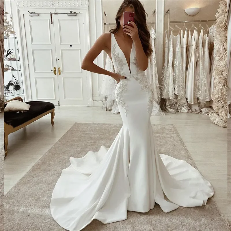 Abito da sposa glamour a sirena senza schienale Corte dei treni Applique in pizzo Abiti da sposa applique senza maniche con scollo a V profondo Personalizzati