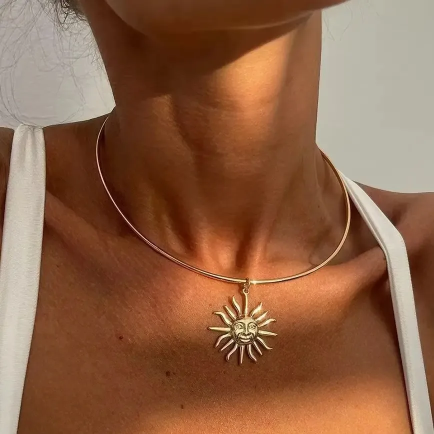 

Smooth Vintage Golden Metal Thin Choker Retro Necklace for Women Trendy Sun Pendant Necklace Torques Summer Neck Chain Jewelry
