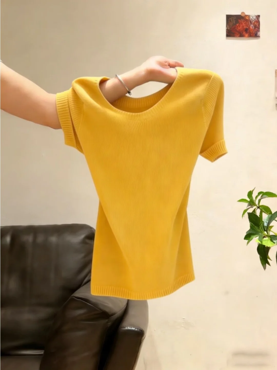 

Уникальная стильная желтая футболка с круглым вырезом из ледяного шелка, вязаная, с коротким рукавом, женская, летняя, нежная, тонкая, дышащая, приятная к коже.