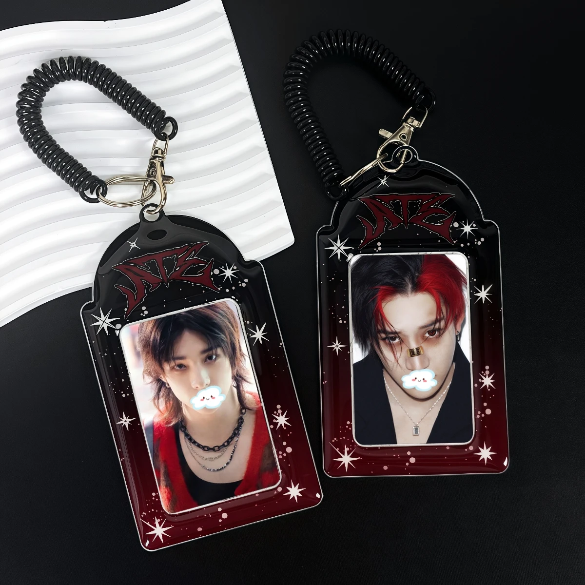 حامل بطاقات صور متدرج باللونين الأسود والأحمر، حافظة بطاقات على شكل نجمة من الحبر، حامل بطاقات صور Kpop Idol،  الصغيرة مقاس 3-3.5 بوصة، سلسلة مفاتيح حامل بطاقات الصور، دعم الحفلات الموسيقية، عرض ألعاب الرسوم المتحركة