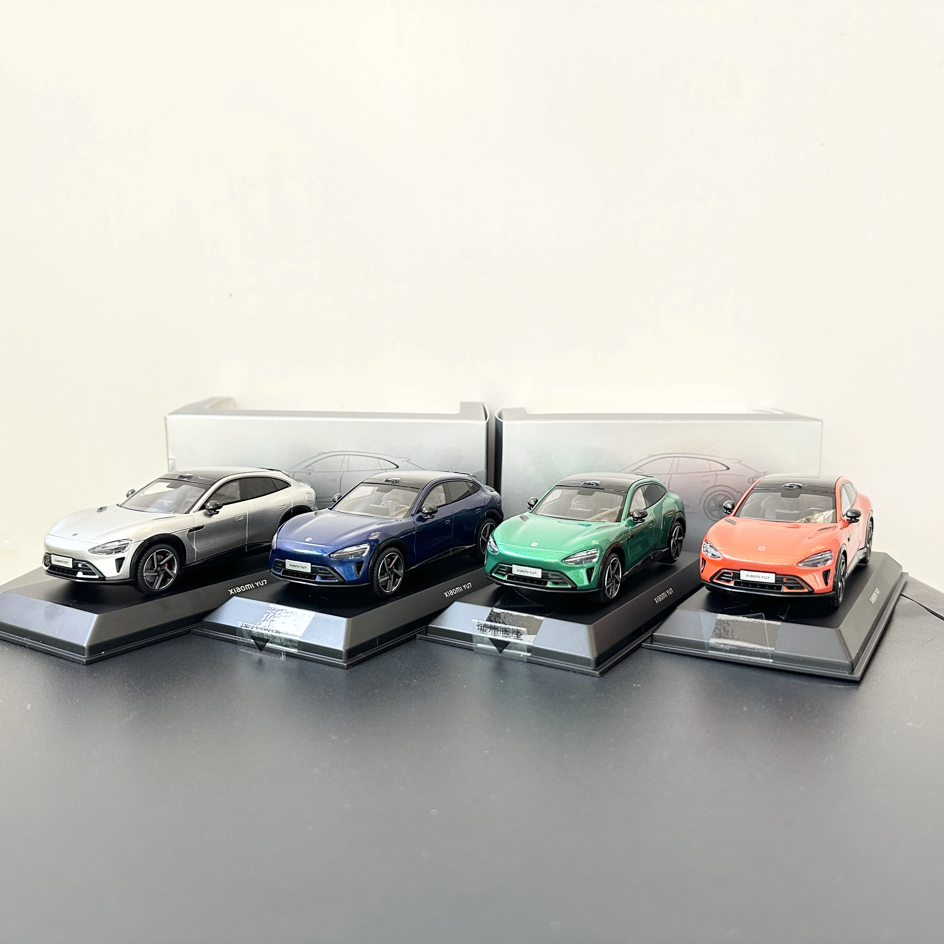 

Официальная подлинная модель автомобиля Xiaomi SU7 YU7 1:43, имитация модели автомобиля из сплава, орнамент с пылезащитным чехлом