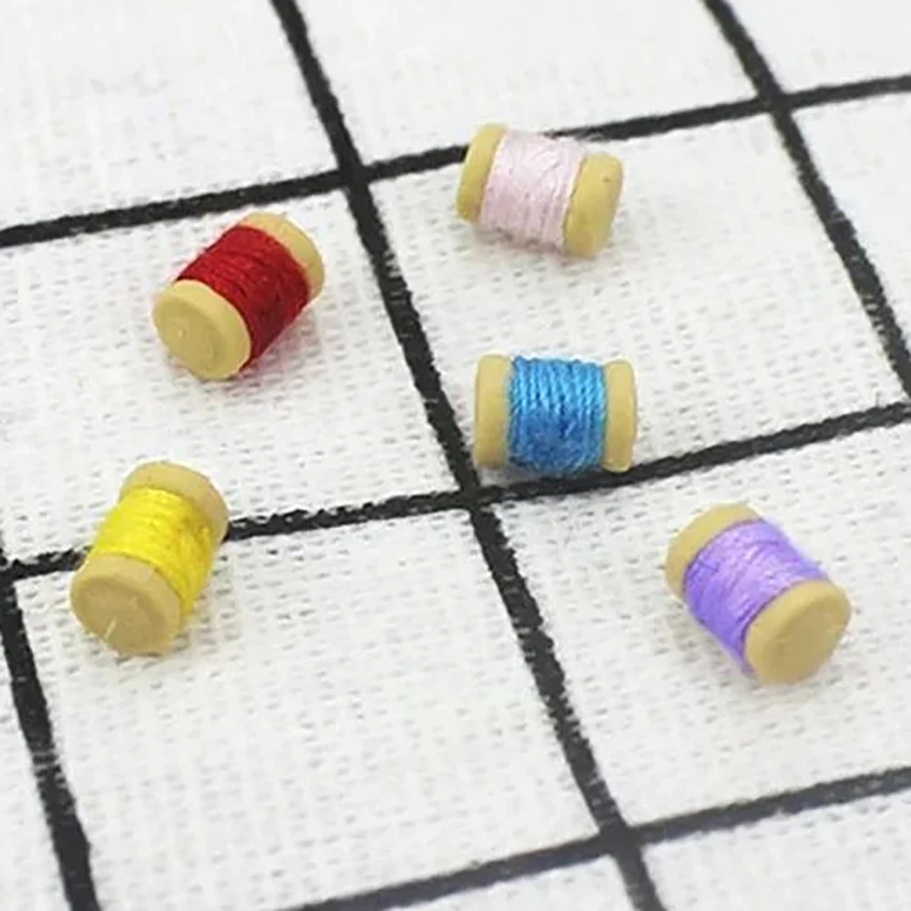 5 Stuks 1/12 Poppenhuis Miniatuur Accessoires Mini Naaien Spoel Model Garen Wiel Speelgoed voor Poppenhuis Decoratie willekeurige kleur