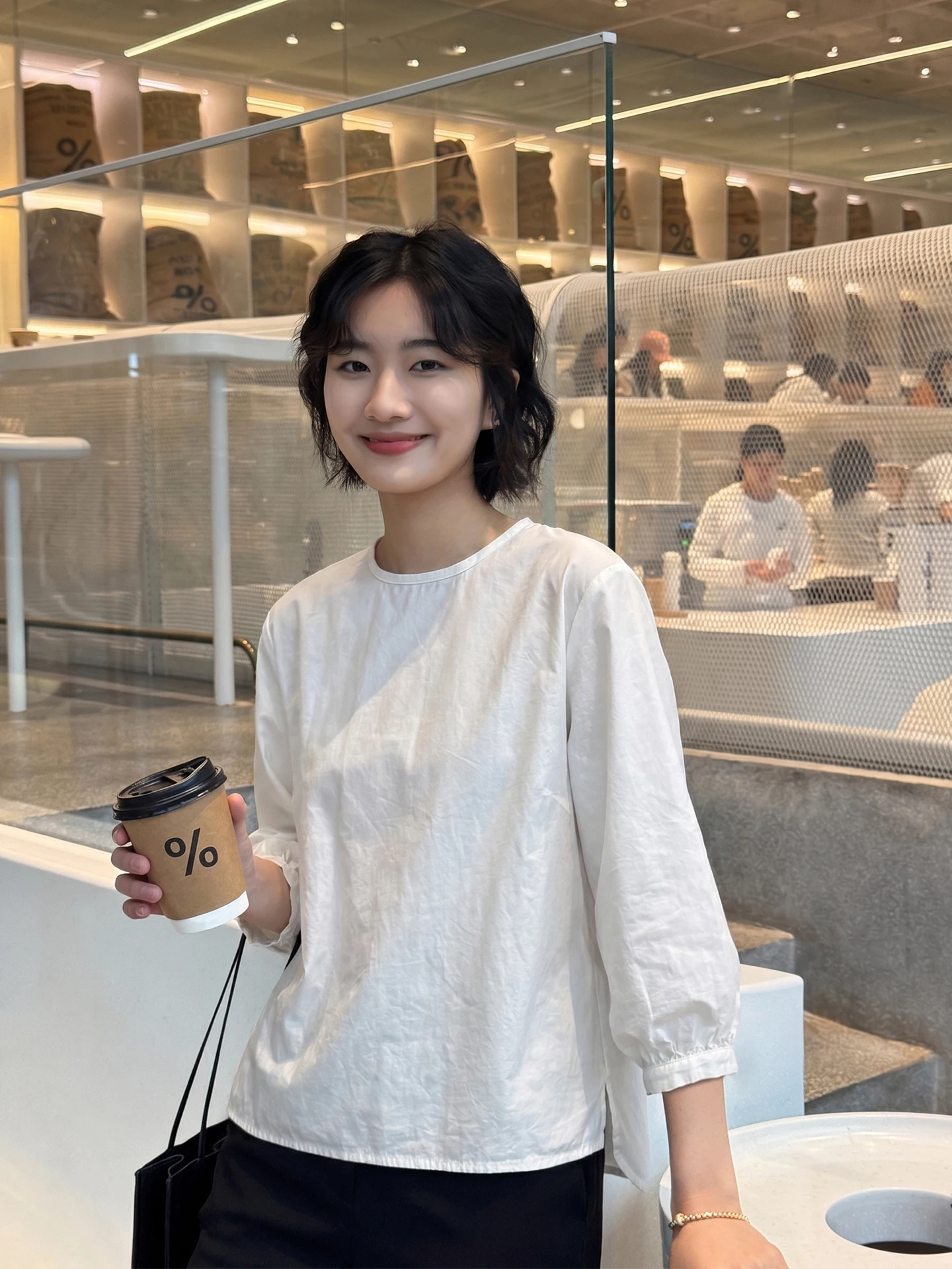 Camisa blanca informal de algodón con cuello redondo y corte holgado, camisa de manga larga para mujer, nuevo estilo de verano, camisa de diseño sencillo Zhou Xiaoya