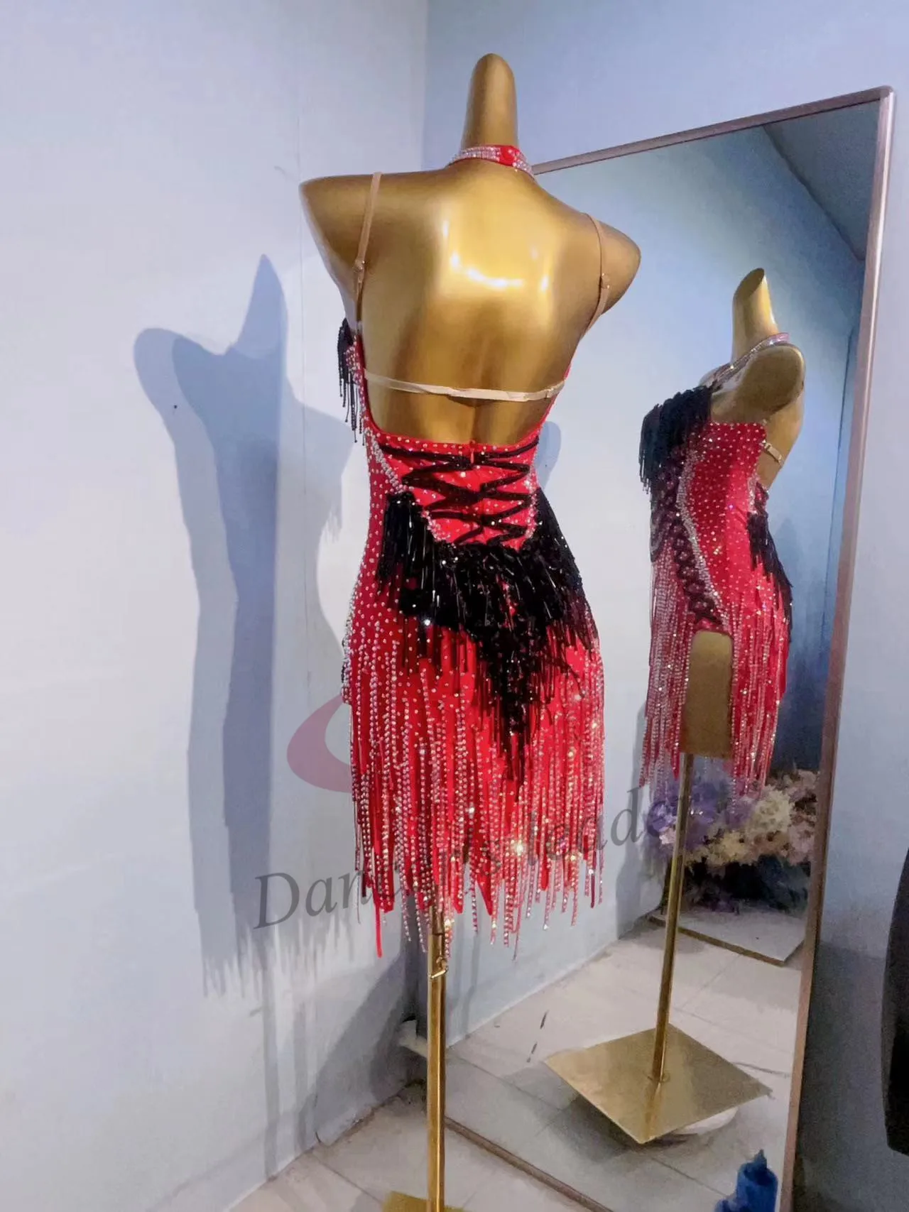 Costume de concours de salle de bal Samba latine, robe de spectacle Standard personnalisée haut de gamme avec écharpe en diamant noir et rouge