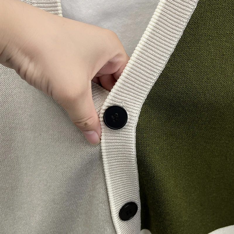 سترة رجالية محبوكة سترة كتلة اللون الخامس الرقبة زر أسفل الخريف الشتاء عارضة أزياء مريحة لينة الدافئة العصرية الرجال