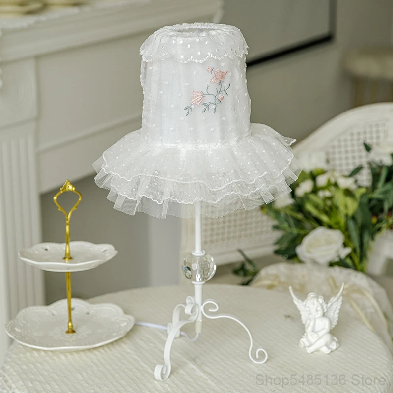 

White Fabric Table Lamps for Bedroom Ins Girl Princess Room Bedside Light Tripod Iron Lace Desk Lamp Living Room Decor Lighting