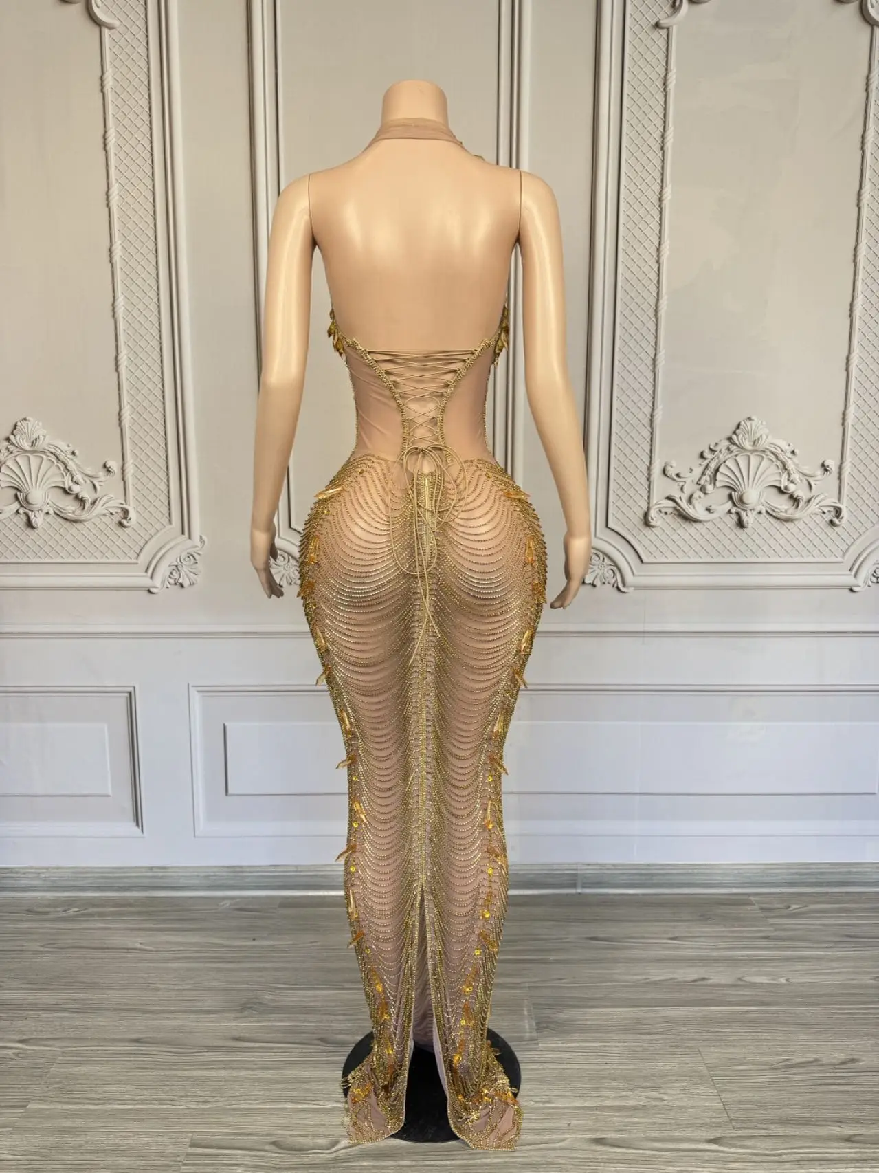 Luksusowa, ekskluzywna, błyszcząca suknia wieczorowa na studniówkę, urodziny, imprezę, sesję zdjęciową, zdobiona kryształkami, łańcuszkami z dżetów, seksowna suknia Ailisi