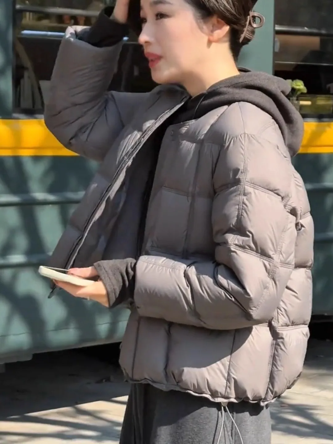 

White Duck down Short Puffer Jacket Women's Fashionable Bread Style Winter Coat Loose Fit Warmth Zipper Closure Color