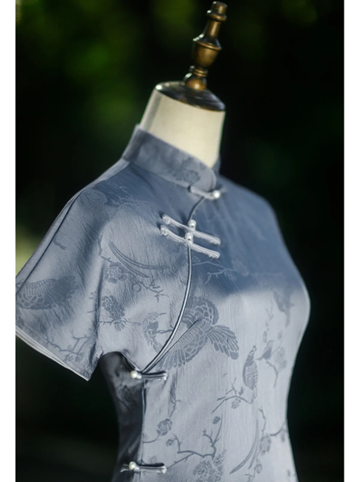 

Новое китайское платье в стиле ретро для девочек, синее, в стиле Республики Китай, для повседневной носки, с длинными рукавами и высоким разрезом.