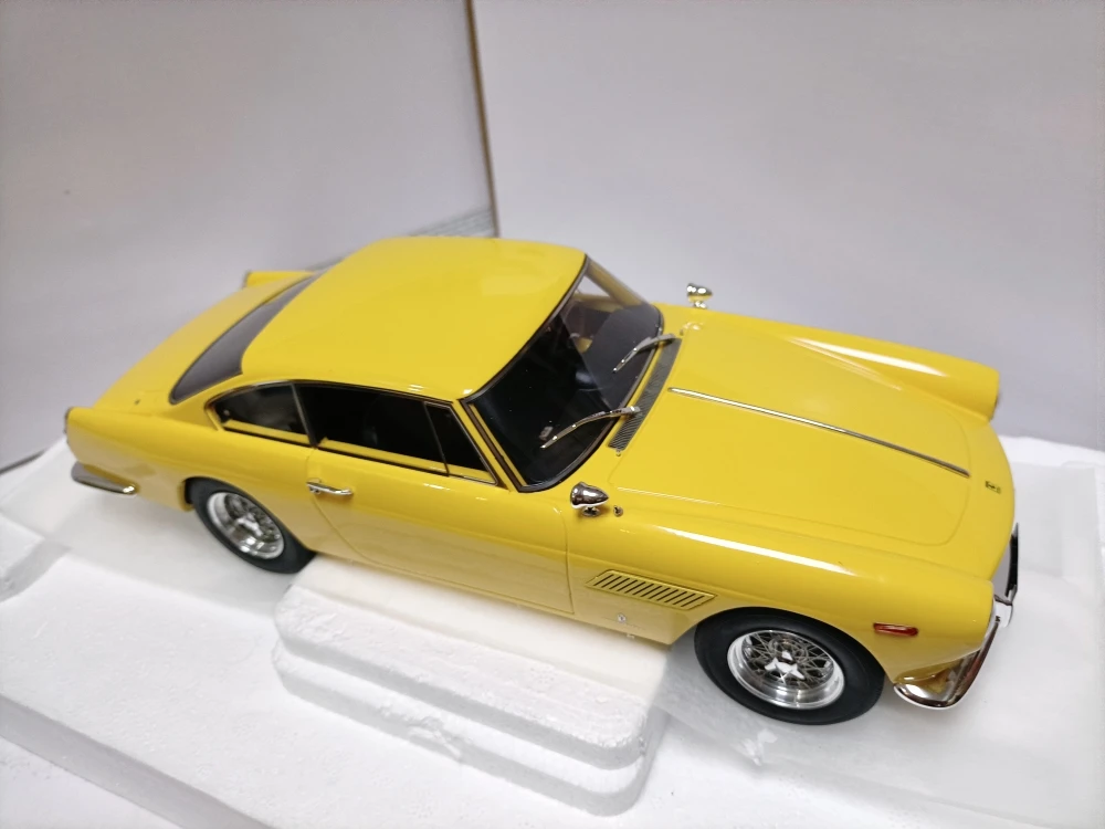 Matrix 1:18 250GT/E 2+2 Coupe Pininfarina 1960 Yellow Vintage Car Simulation Limited Edition Resin Metal Static Car Model Toy