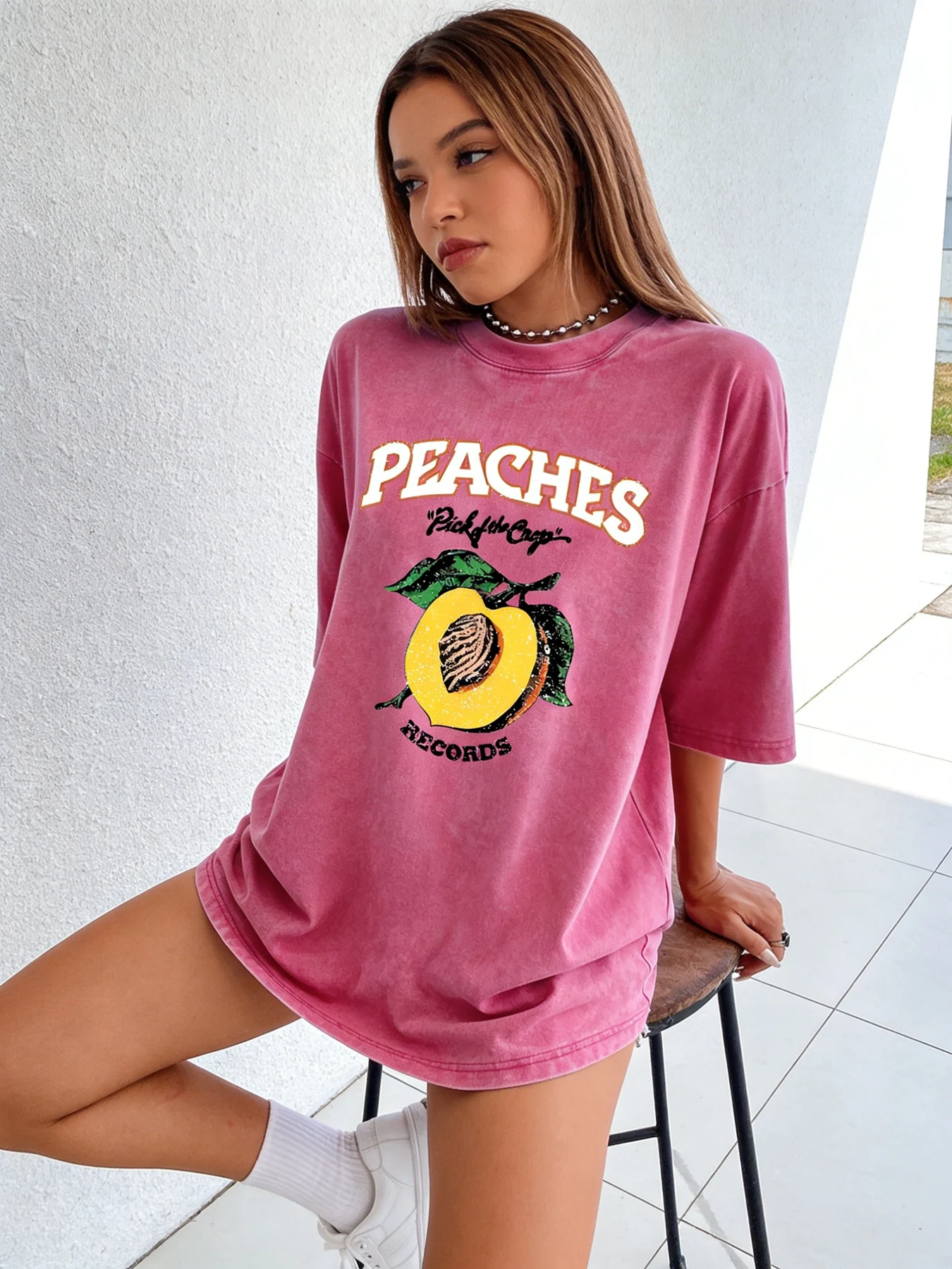 Bawełniana koszulka damska oversize z efektem acid wash, nadruk brzoskwiń, krótki top z motywem owoców, styl vintage retro, casualowa, oddychająca, letnia odzież uliczna.