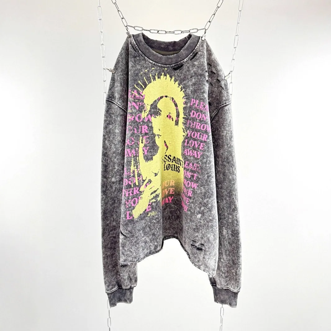 Sssaint Louis American-style lettering graffiti on a long-sleeved hoodie