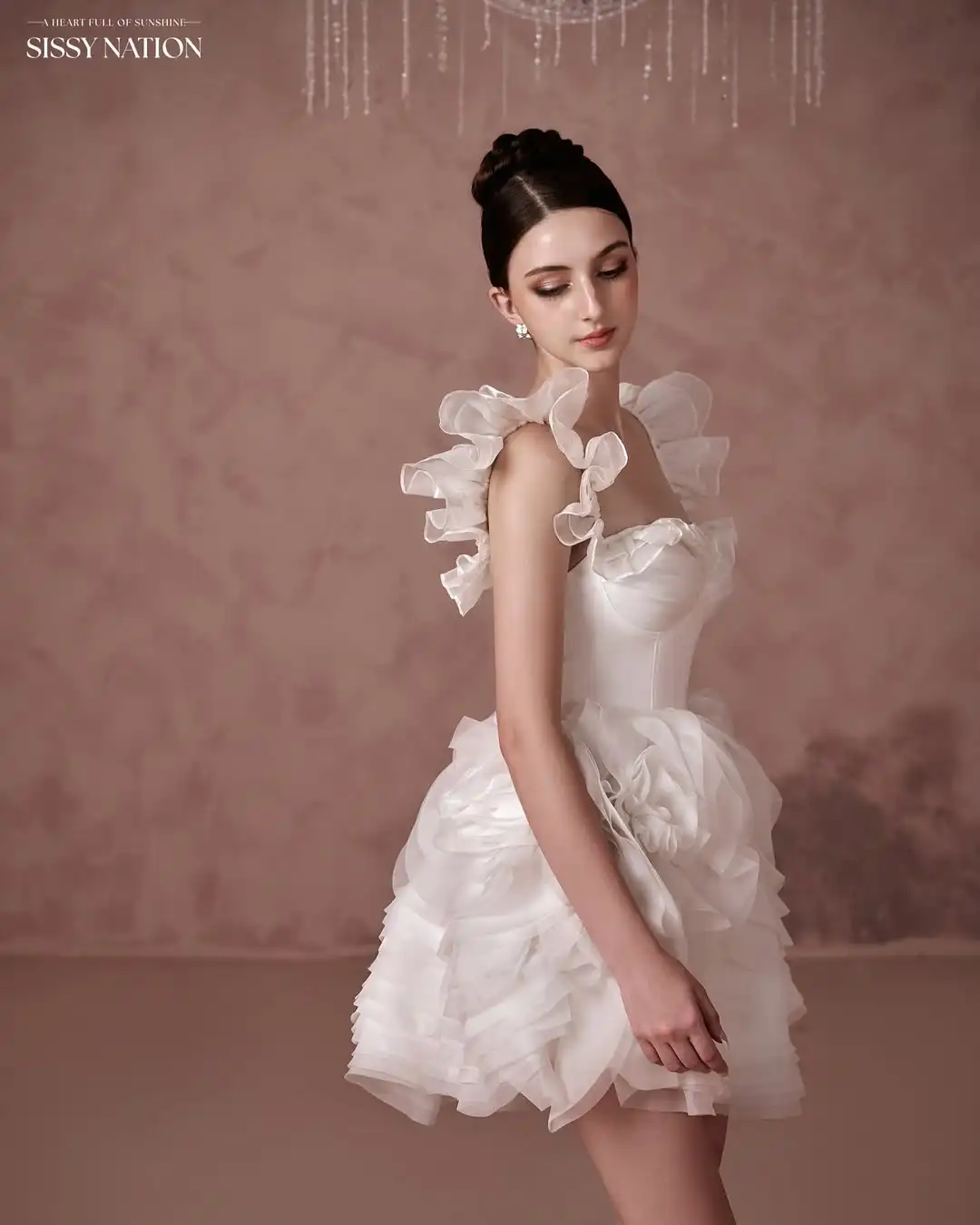 Biała koronkowa suknia wieczorowa z odkrytymi ramionami i falbankami, romantyczna satynowa suknia, suknia na przyjęcie weselne, tiulowa suknia, haftowana flora.