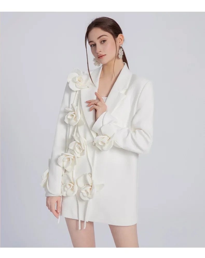 Blazer blanco de moda para mujer, chaqueta de traje de diseño Original de flores tridimensionales, abrigo de traje informal de nicho avanzado de