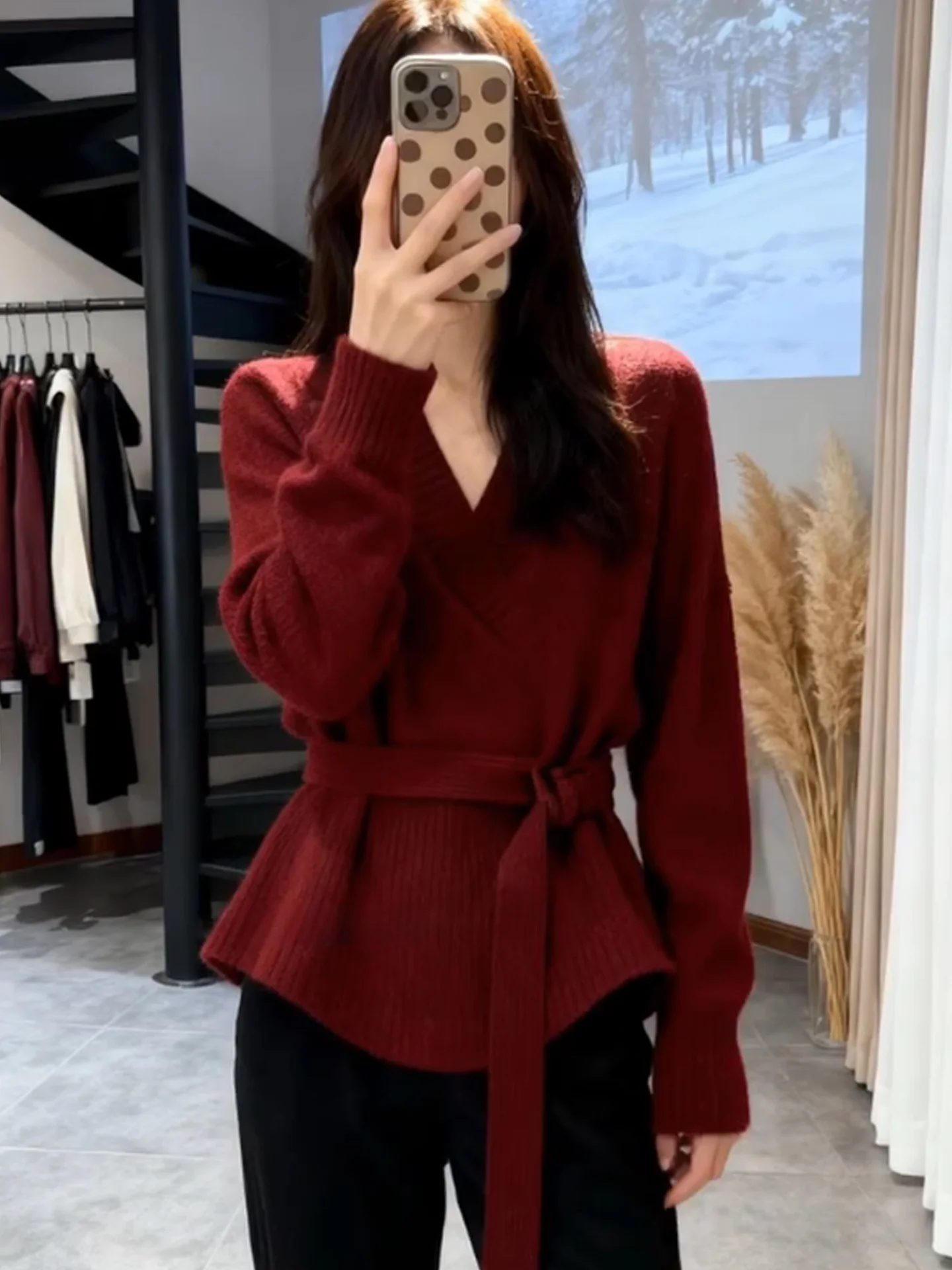 

Корейский вязаный свитер с V-образным вырезом, мягкий, удобный, с длинными рукавами, красный, зимний, новогодний, женский, больших размеров, прямого кроя, вязаный.