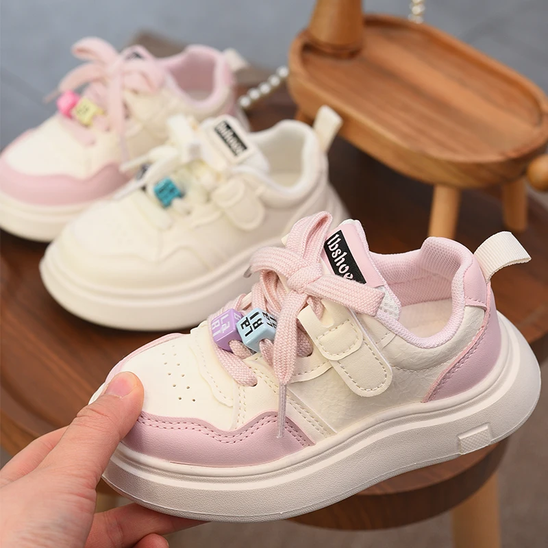 Baskets pour filles, chaussures pour enfants à la mode pour filles, chaussures légères pour enfants, nouvelles chaussures blanches à semelles souples Velcro de printemps 2025