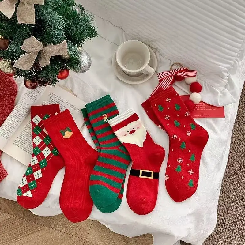 Calcetines navideños de algodón para mujer, medias de tubo medio de dibujos animados de Año Nuevo, Medias Rojas, regalo de Navidad encantador, Otoño e Invierno