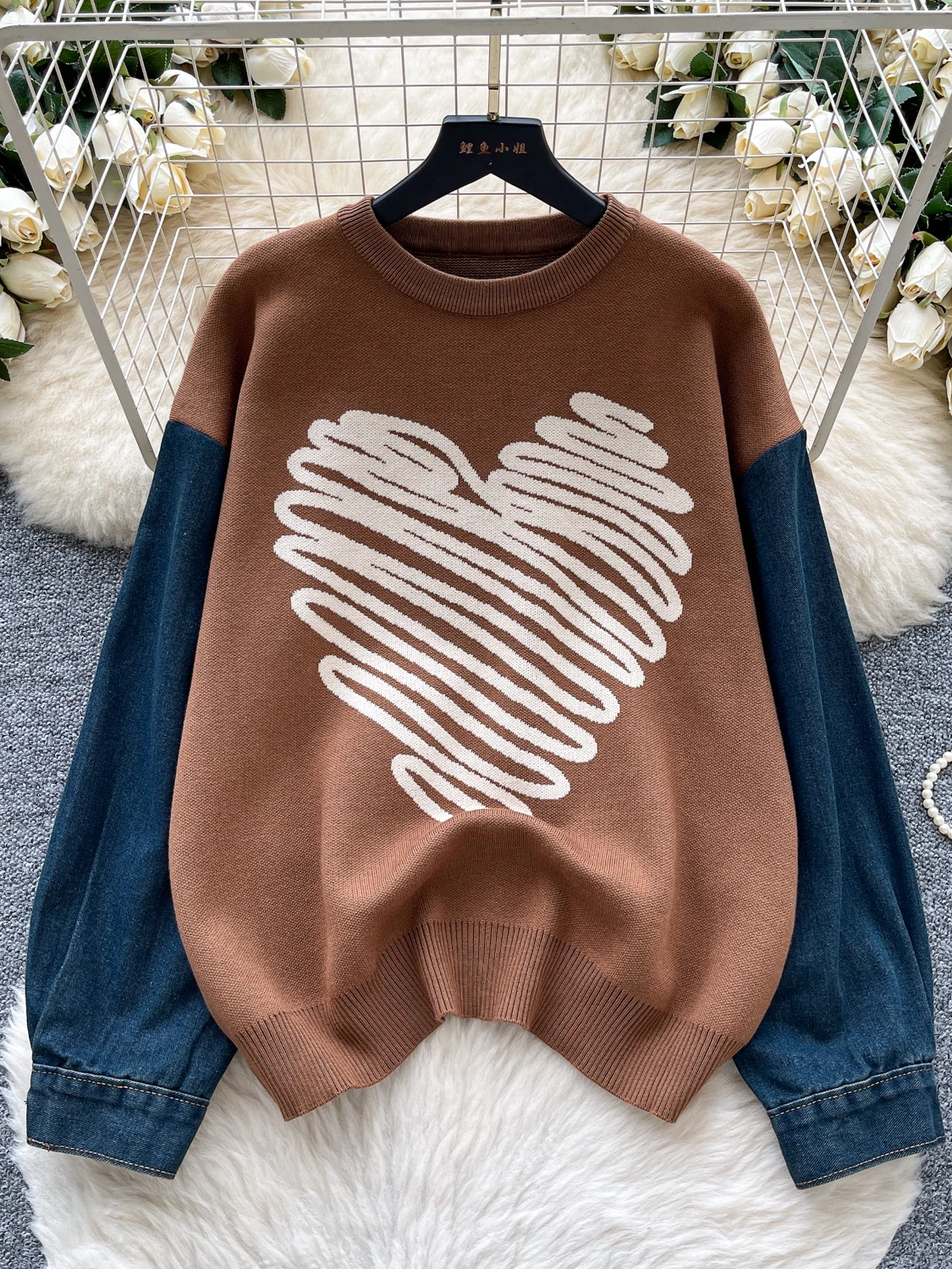 سترة محبوكة كاجوال للنساء فضفاضة بأكمام طويلة مع تطعيمات من الدنيم للخريف والشتاء، قطعة علوية أنيقة تقلل من مظهر العمر ومناسب...