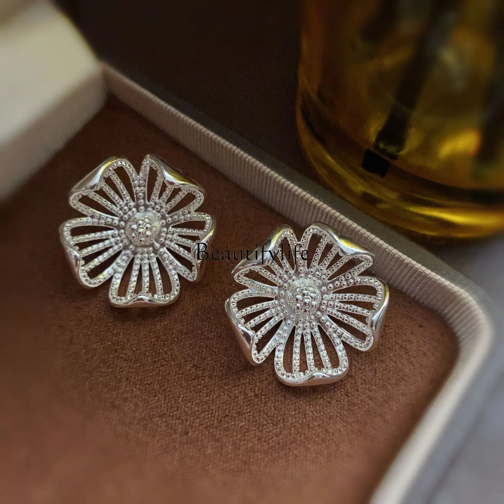 

French retro high-end hollow flower earrings, cold high-end atmosphere earrings