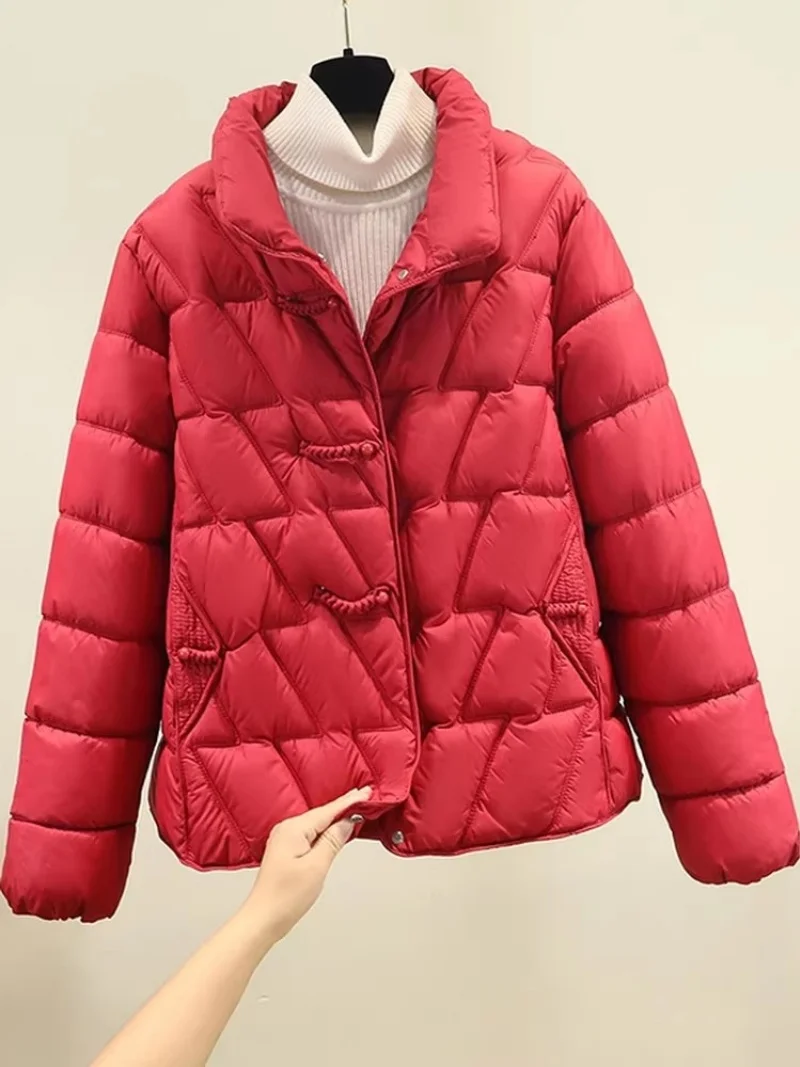 سترة نسائية صينية قصيرة شتاء 2025، معطف مبطن بإبزيم وياقة واقفة، بلوزة مبطنة من القطن على الطراز العرقي w1878