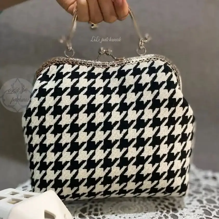 

Винтажная сумка Lost in Vintage 25x20x5см с узором «гусиная лапка», сумка-кислак, ручной работы, из рождественской ткани, на плечо, кроссбоди, клатч с рамкой